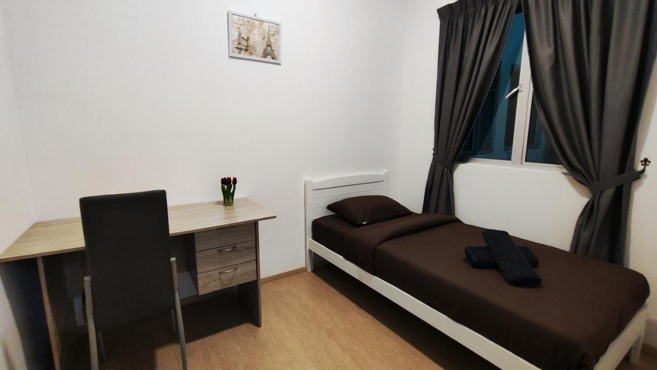 A One Apartment-quintet Apartment *